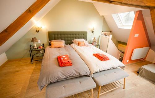 Ένα ή περισσότερα κρεβάτια σε δωμάτιο στο La Petite Maison près de l'Eglise