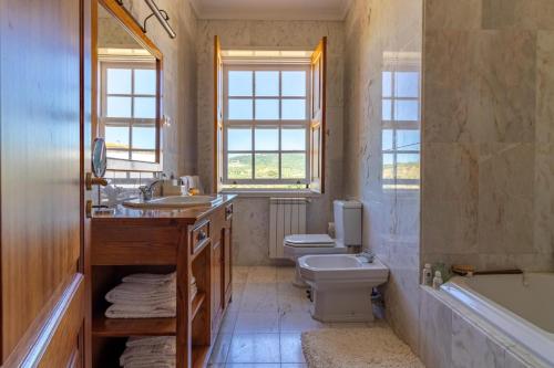 uma casa de banho com um lavatório, um WC e uma banheira em Casa da Pergula em Freixo de Espada à Cinta