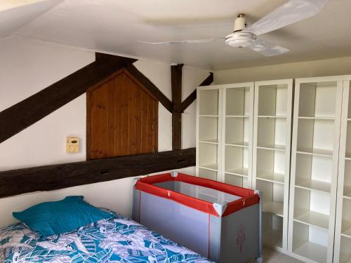 ThénacにあるRARE EXCLUSIVITE La Villa Fongrivoise Grande Piscine avec terrasse 5 chambres et salle de bain WC privatifs Patio Cheminée sans Vis à Visのベッドルーム1室(赤いボックス付きのベッド1台付)