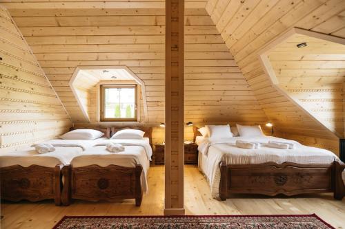 Un pat sau paturi într-o cameră la NA BALI po góralsku