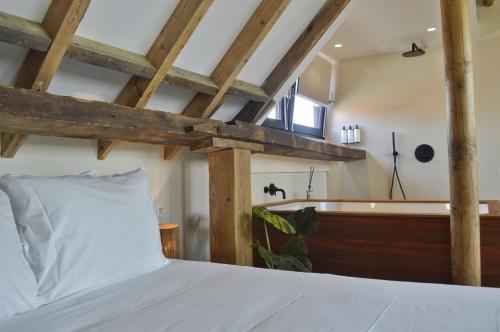 Tempat tidur dalam kamar di Van Heeckeren Apartments & Suites Buren