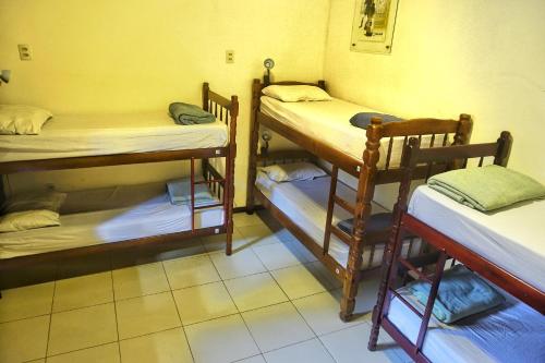 Una cama o camas en una habitación de Biergarten Hostel