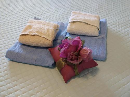 a bouquet of flowers sitting between two towels at Ellina's Home - Euboea island Greece in Oxílithos