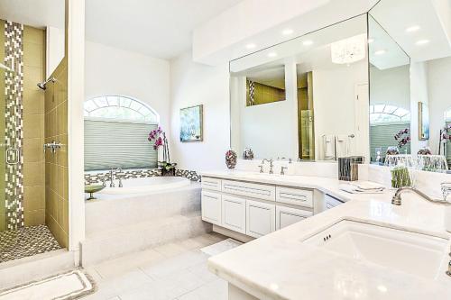 Ванная комната в Indulgent Escape In Rancho Mirage