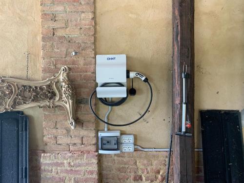 a wall with a pay meter at Casa Tavasso in Asti