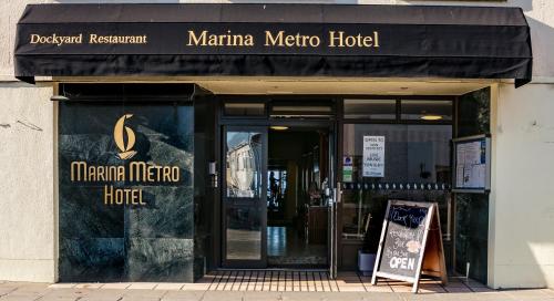 uma loja em frente a um hotel de metro da marina em Marina Metro Hotel em Saint Helier