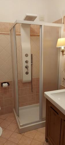 um chuveiro na casa de banho com um lavatório em Casale Camaiore em Capannori