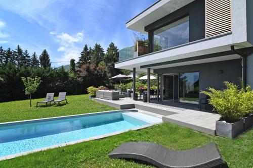 Basen w obiekcie Charming villa with pool lake view 10 minutes from the city center lub w pobliżu