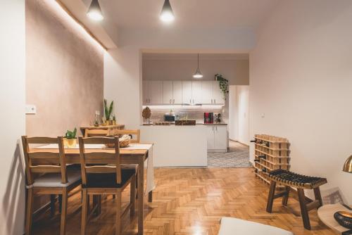 eine Küche und ein Esszimmer mit einem Tisch und Stühlen in der Unterkunft 90m2 Luxury Apartment in the Heart of Athens - Living Stone Sunstone in Athen