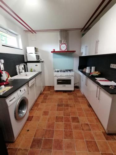 Il comprend une cuisine équipée d'une cuisinière et d'un lave-vaisselle. dans l'établissement La Pause 18, à Jars