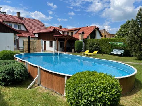 La alberca dentro o cerca de Rekreační dům Sudoměřice u Bechyně