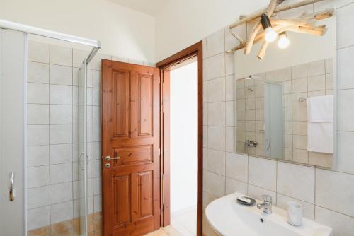 bagno con lavandino e specchio di Villa Meitani a Kattavía