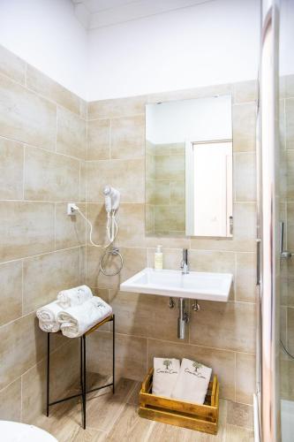 a bathroom with a sink and a mirror at A Casa da Cerca in Almodôvar