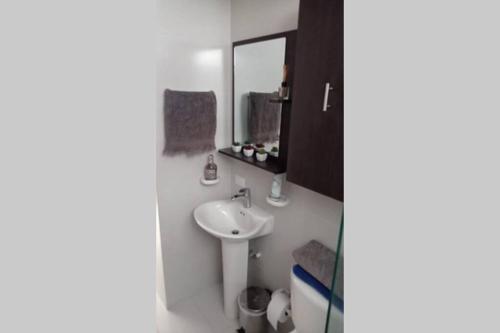 a bathroom with a sink and a mirror at Hermoso apartamento, cerca Hospital Internacional in Floridablanca