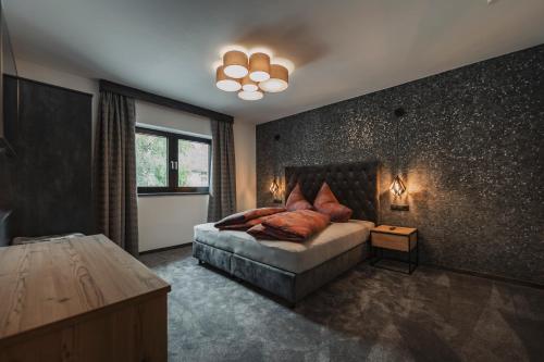 ein Schlafzimmer mit einem Bett und einer Wand mit Sternen in der Unterkunft 4zero Appartment in Umhausen