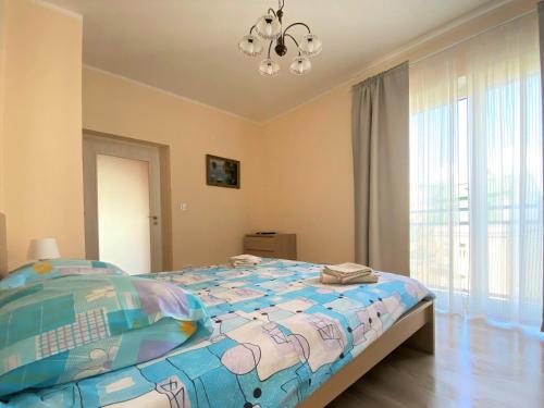 - une chambre avec un grand lit et une couette bleue dans l'établissement APARTMENT AZIMUTH, à Mariánské Lázně