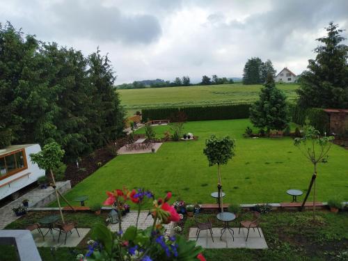 Un jardín fuera de Hotel BRADA