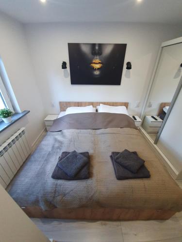 Un pat sau paturi într-o cameră la M&K Center Apartment