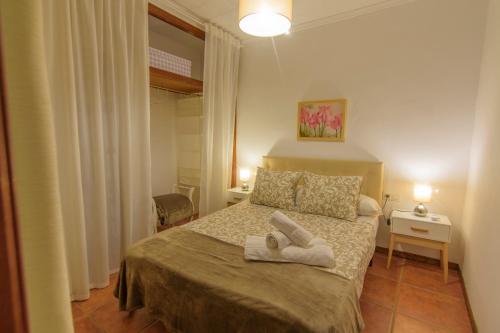 um quarto com uma cama com duas toalhas em Apartamento El Socorro em Ronda