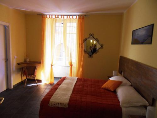 1 dormitorio con cama y ventana en Affittacamere A Posada, en La Spezia