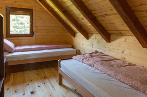 Un pat sau paturi într-o cameră la Brvnara Greben