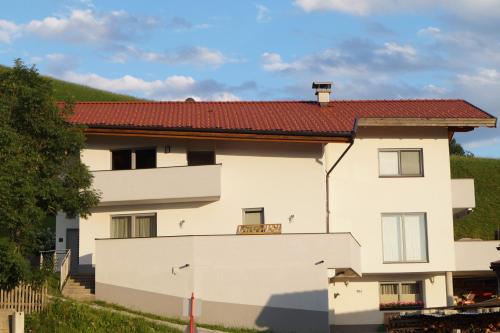 a white house with a red roof at Apartment Auszeit in Ellbögen
