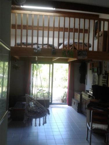 Cette chambre comprend une mezzanine et un canapé. dans l'établissement grand studio de plein-pied quartier calme proche centre, à La Roche-sur-Yon