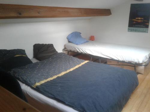 A bed or beds in a room at grand studio de plein-pied quartier calme proche centre