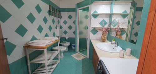 a bathroom with a sink and a mirror at Casa Tizy in Botrugno