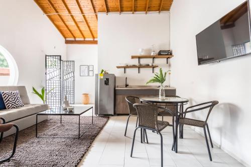 a living room with a table and chairs at Soy Local Primavera in Medellín