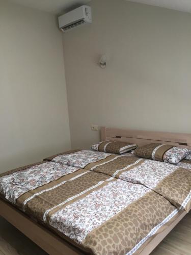 2 camas en una habitación con en квартира подобово en Úzhgorod