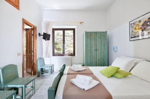 Habitación con cama, mesa y sillas. en S'Enis Monte Maccione en Oliena