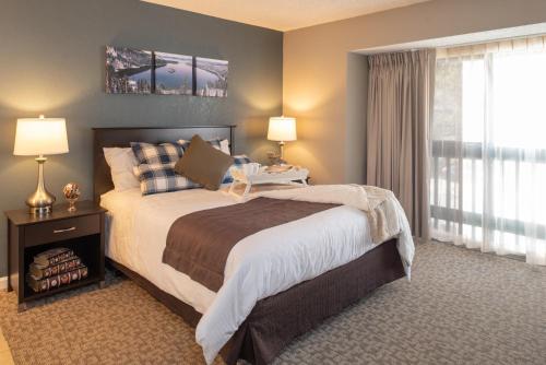 Un dormitorio con una cama grande y una ventana en Thunderbird Resort Club, en Reno