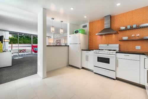 Una cocina o zona de cocina en The Twist Palm Springs