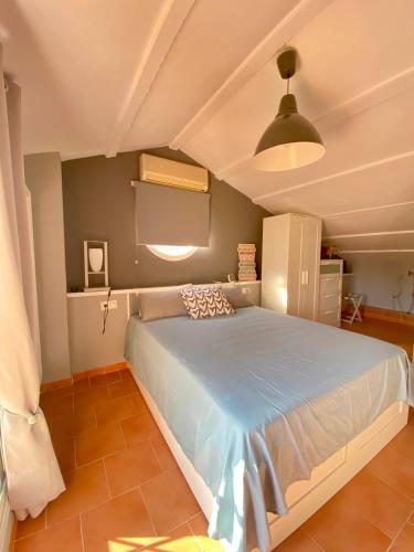 Llit o llits en una habitació de CAN LOLA Estupenda casa de 4 habitaciones con jardín a 150 metros de la playa