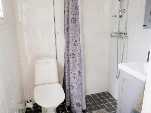 y baño con ducha, aseo y lavamanos. en Holiday home SÖLVESBORG XI, en Sölvesborg