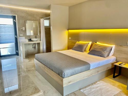 - une chambre avec un grand lit et une tête de lit jaune dans l'établissement Rooms and Apartments Lisjak, à Koper