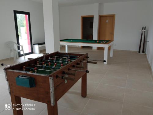 a ping pong table and a pool table at FOZDOVEZ in Souto