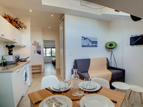 une cuisine et un salon avec une table et des chaises dans l'établissement Stop Chez M District # Qualité # Confort # Simplicité, à Villeurbanne