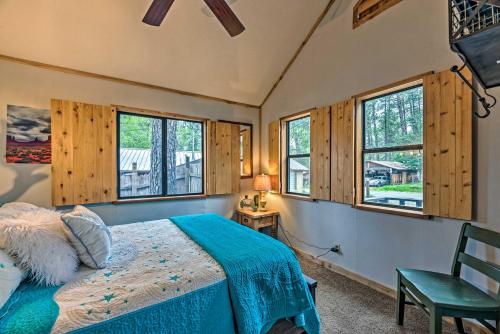 Ένα ή περισσότερα κρεβάτια σε δωμάτιο στο Ruidoso Cabin with Deck and Grill - Walk to Town!