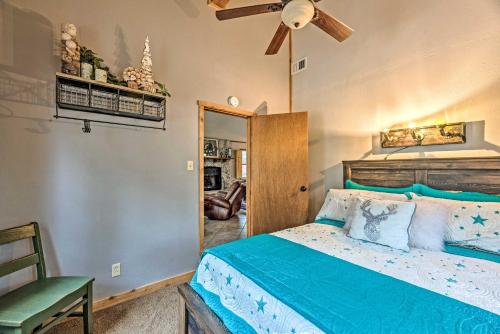 Ένα ή περισσότερα κρεβάτια σε δωμάτιο στο Ruidoso Cabin with Deck and Grill - Walk to Town!