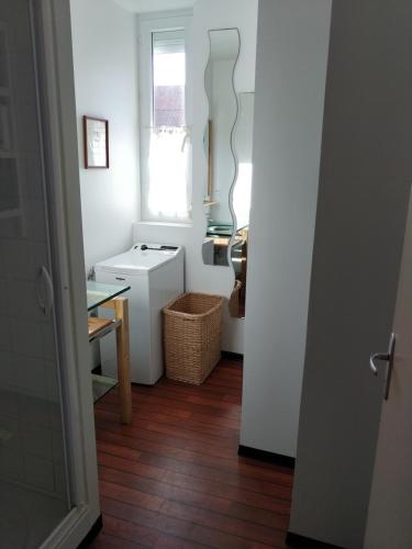 ein kleines Bad mit einem Waschbecken und einem Fenster in der Unterkunft Suit'home in Fort-Mahon-Plage