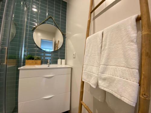 y baño con lavabo blanco y espejo. en Santuário Fátima - Host 2AP5 en Fátima
