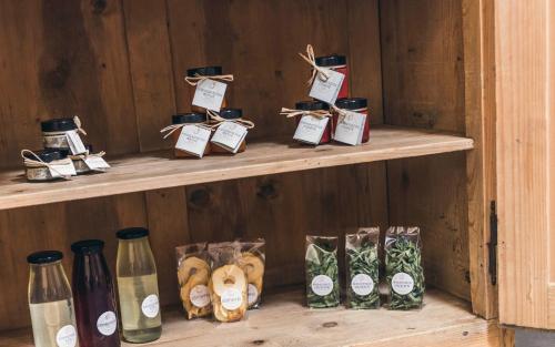 une étagère avec des bouteilles et des sacs de nourriture et de pain dans l'établissement Lichtung Woldererhof Auszeit, à Racines