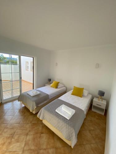 Giường trong phòng chung tại Relaxing Casa da Vinha carvoeiro, Algarve