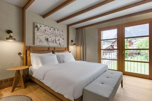 Кровать или кровати в номере Grand Hotel Savoia Cortina d'Ampezzo, A Radisson Collection Hotel