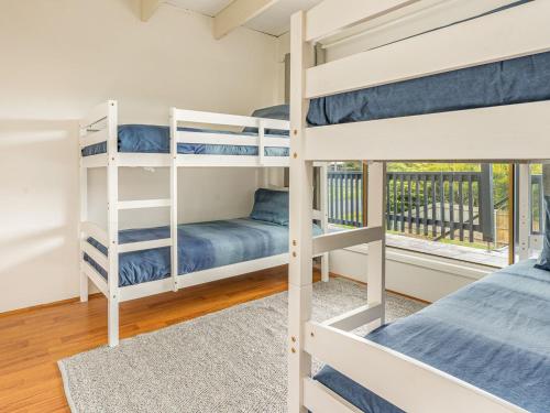 1 dormitorio con 2 literas y balcón en Seanic at Smiths, en Smiths Beach