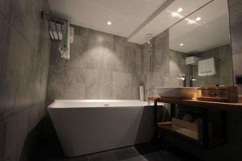 Soul Kitchen Hotel tesisinde bir banyo