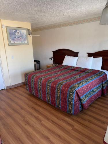 Llit o llits en una habitació de Villa West Motel