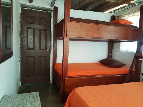 Un ou plusieurs lits superposés dans un hébergement de l'établissement Mi Casa en la Playa